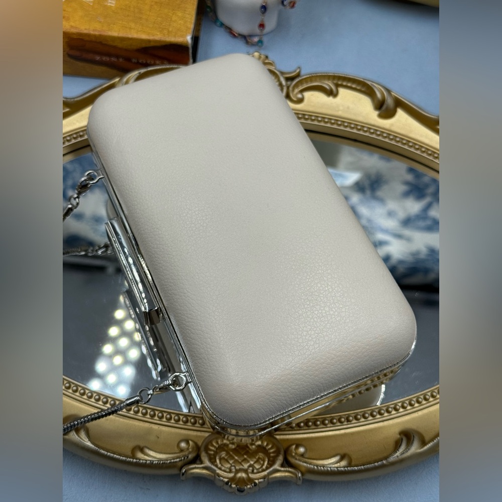 🆕 HENRI BENDEL 🧿 NWOT Ivory Leafy Crystal Embellished Clutch, with Chain Strap - Picture 9 of 15